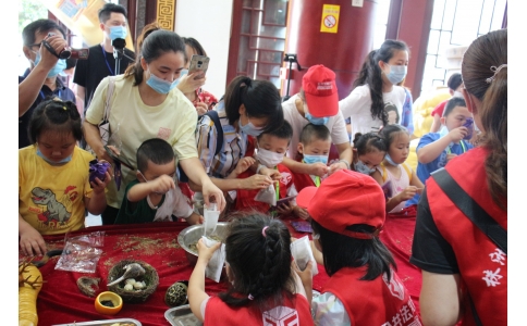 20余名小記者齊聚漢方神農(nóng)中醫(yī)館，探秘端午民俗里的中醫(yī)藥文化！